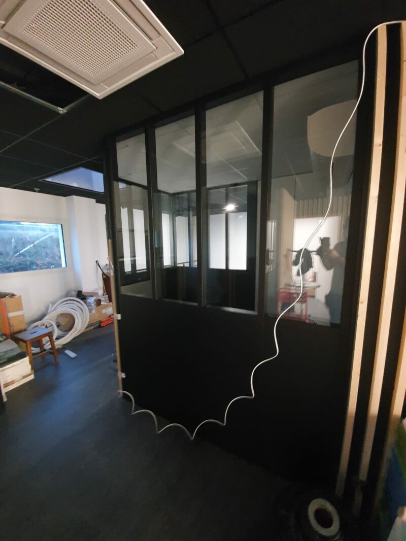 Pharmacie Guingamp cloison semi vitrée noir type atelier