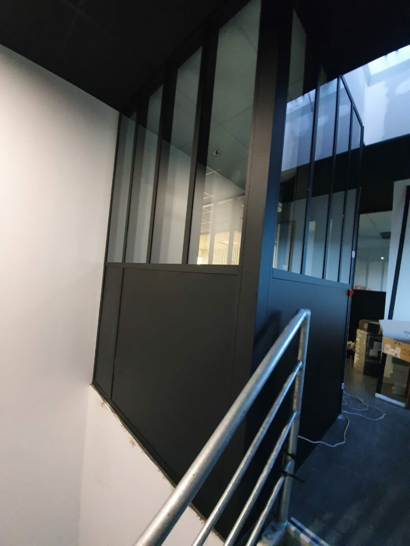 Pharmacie Guingamp cloison semi vitrée noir type atelier